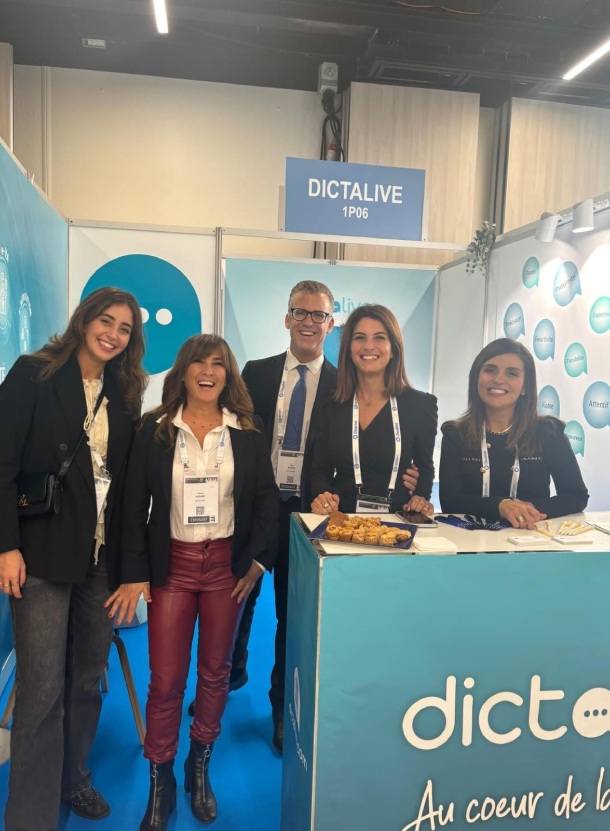 Stand e-santé aux JFR 2024, avec des visiteurs en discussion.